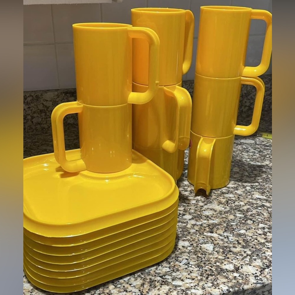 Vintage Ingrid Chicago yellow plastic mugs & plates - Set of 8